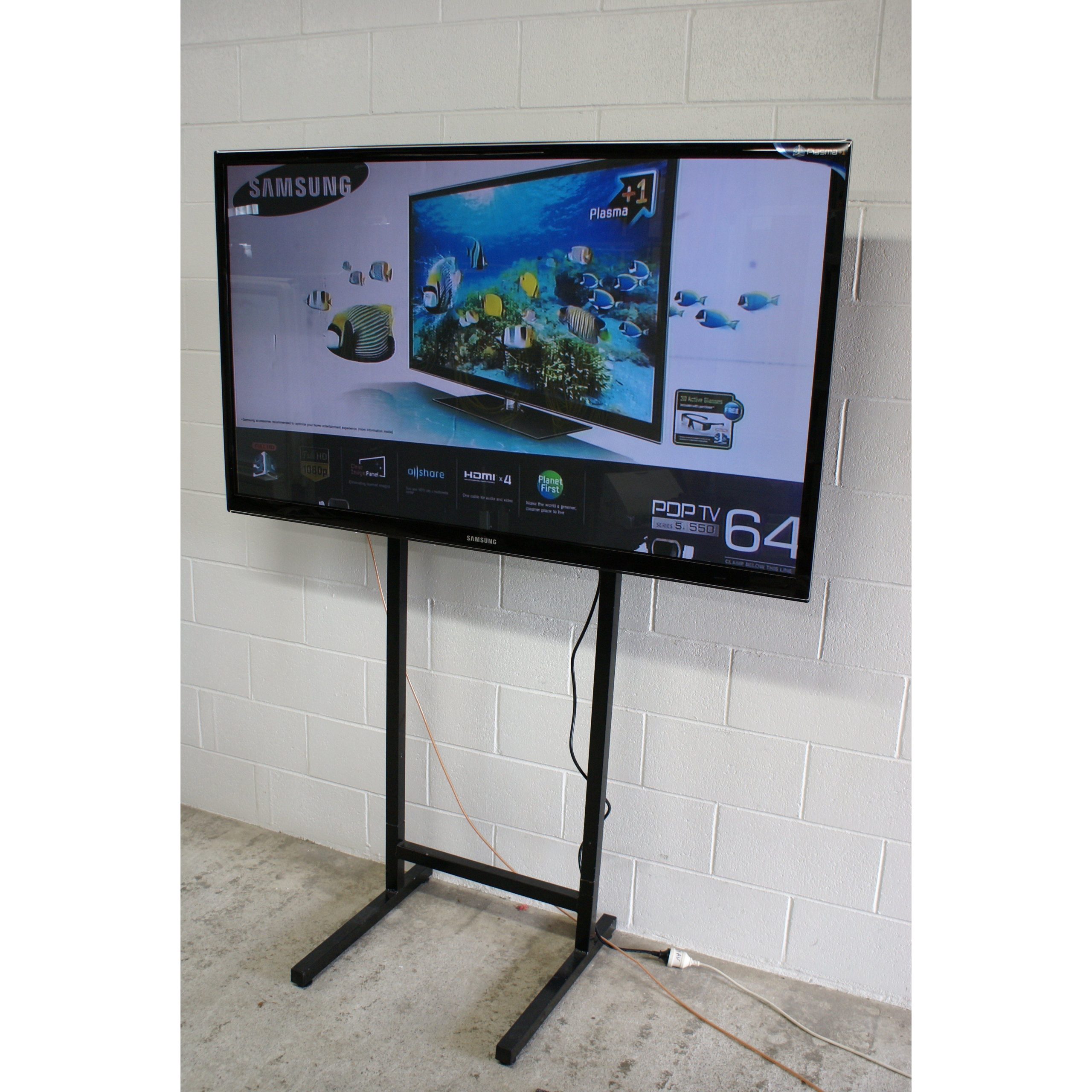 Samsung 55" TV Crystal UHD 138cm on eye level stand
